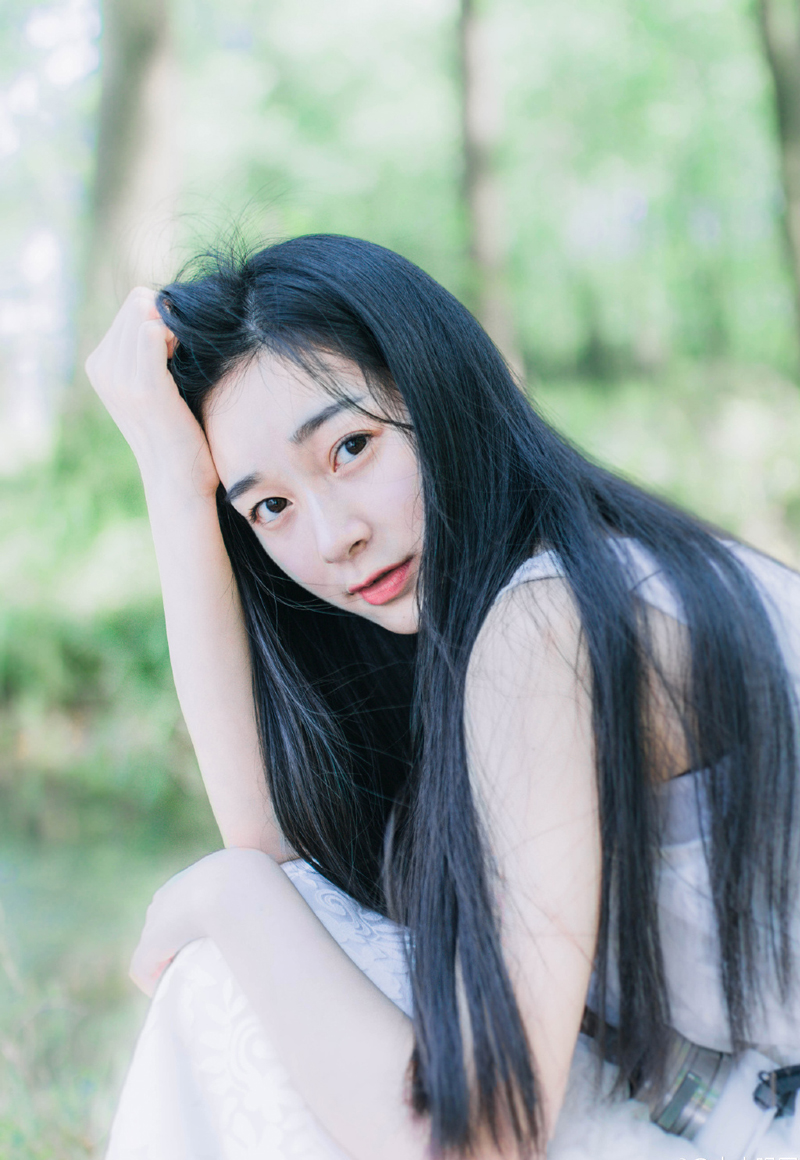 至于伏德为何会在这里，却是诸葛亮临走前派他给陈到送来一封书信，至于信的内容，伏德曾经偷偷打开过，但只是很寻常的嘱托，并未有太多信息表露出来，但陈到在看过信之后，只是淡淡的扫了伏德一眼之后，告诉伏德：“军师在信中说你文武双全，是员不可多得的人才，既然如此，便留在江夏吧。”